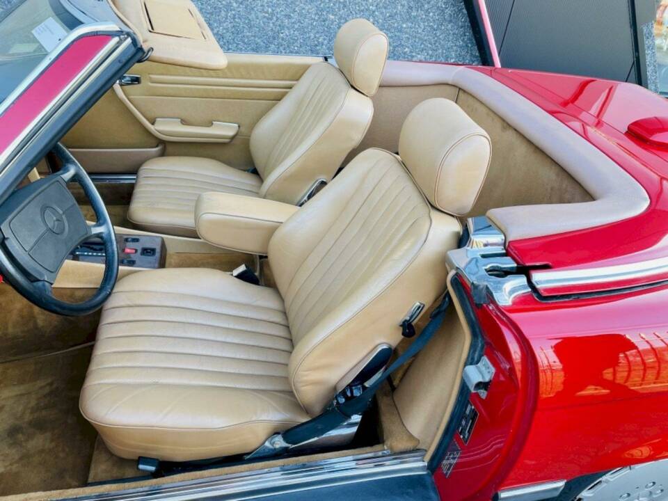 Image 18/36 de Mercedes-Benz 560 SL (1987)