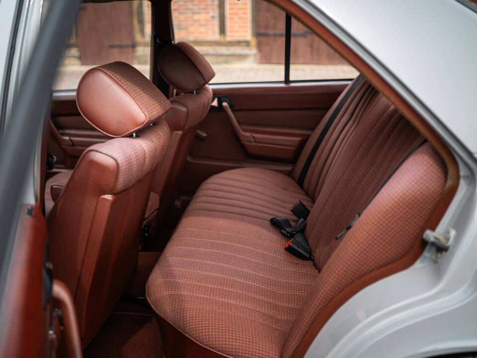 Bild 55/62 von Mercedes-Benz 190 E (1983)