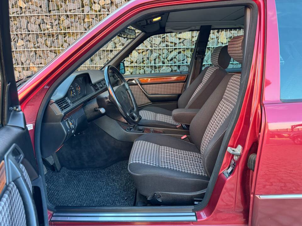 Immagine 16/75 di Mercedes-Benz 230 E (1992)