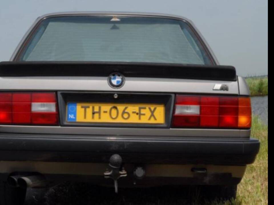 Image 15/15 of BMW 320i (1988)