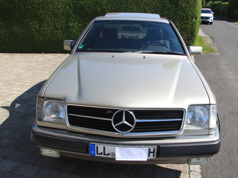 Bild 1/16 von Mercedes-Benz 230 CE (1990)