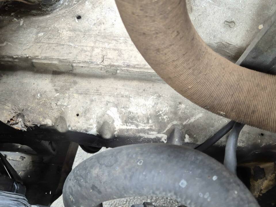Motorraum vorn rechts ist rostfrei