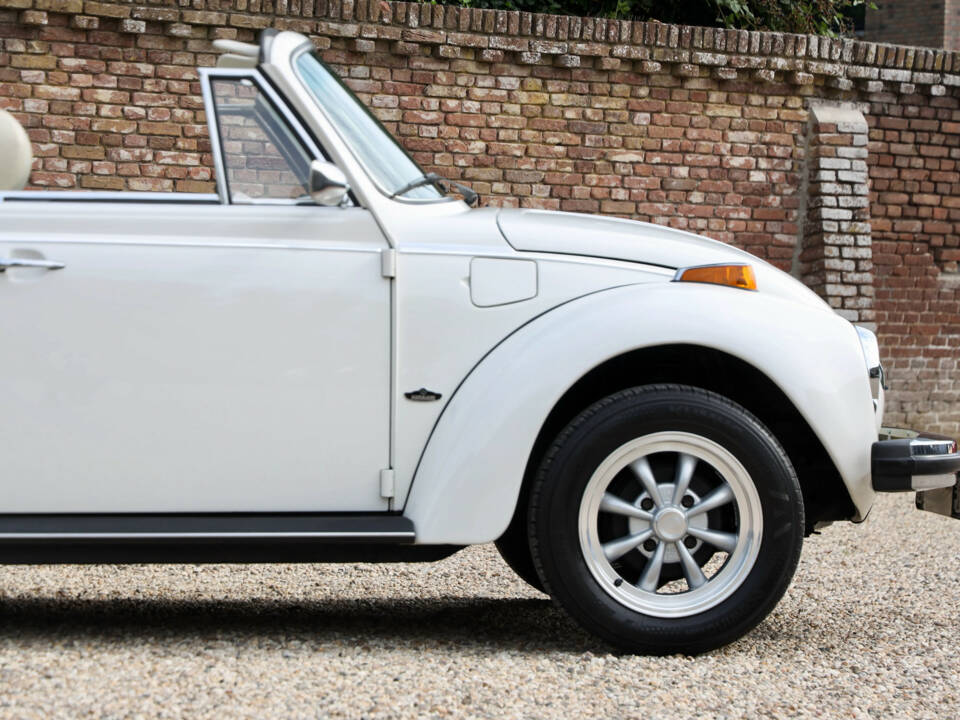 Immagine 45/50 di Volkswagen Kever 1303 &quot;Triple White&quot; (1977)
