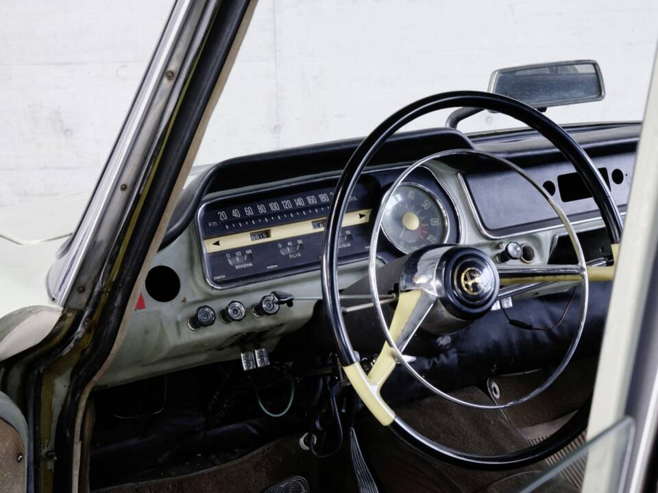 Image 22/48 of Alfa Romeo 2600 Berlina (1962)