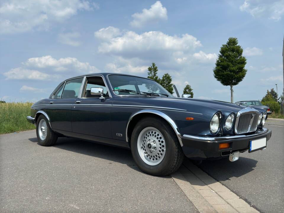 Image 3/20 of Daimler Double Six (1992)