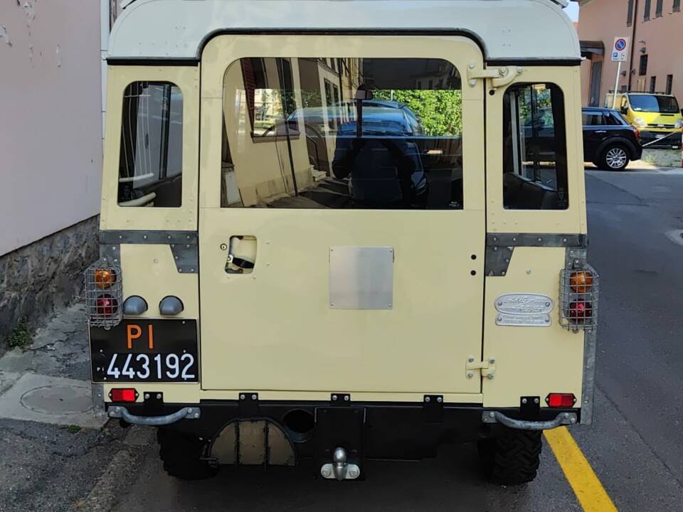 Image 2/22 of Land Rover 109 (1977)