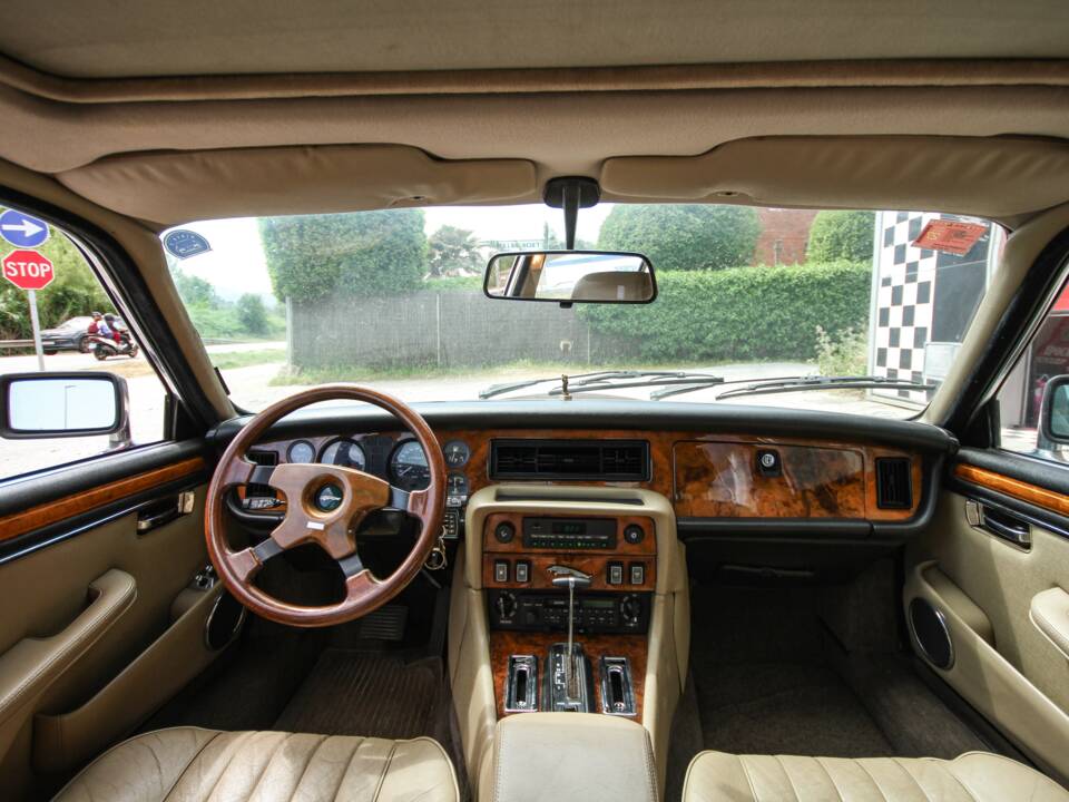 Image 30/44 of Jaguar XJ 12 (1990)
