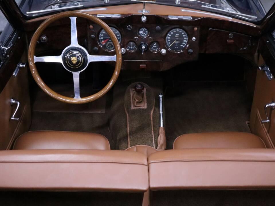 Image 8/43 of Jaguar XK 140 DHC (1957)