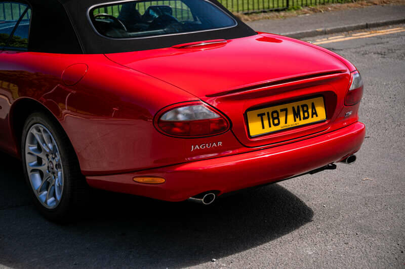 Image 9/33 of Jaguar XK8 4.0 (1999)