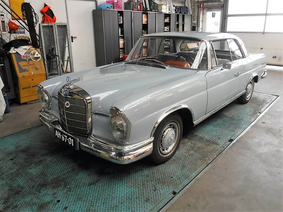 Image 2/50 of Mercedes-Benz 220 SE b (1963)