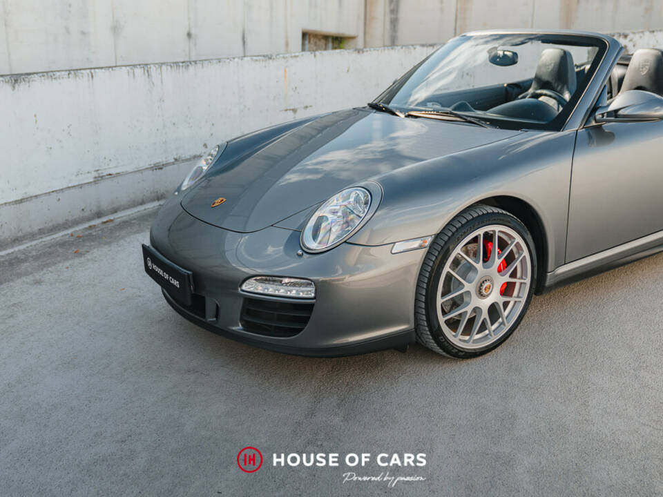 Image 12/43 of Porsche 911 Carrera 4 GTS (2012)