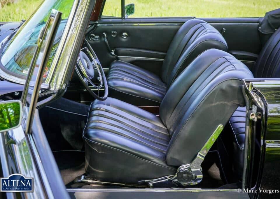 Image 24/52 de Mercedes-Benz 220 SE b (1963)