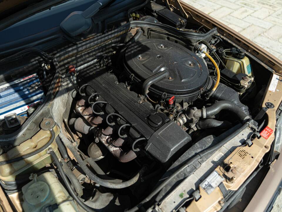 Image 44/46 de Mercedes-Benz 300 CE (1988)