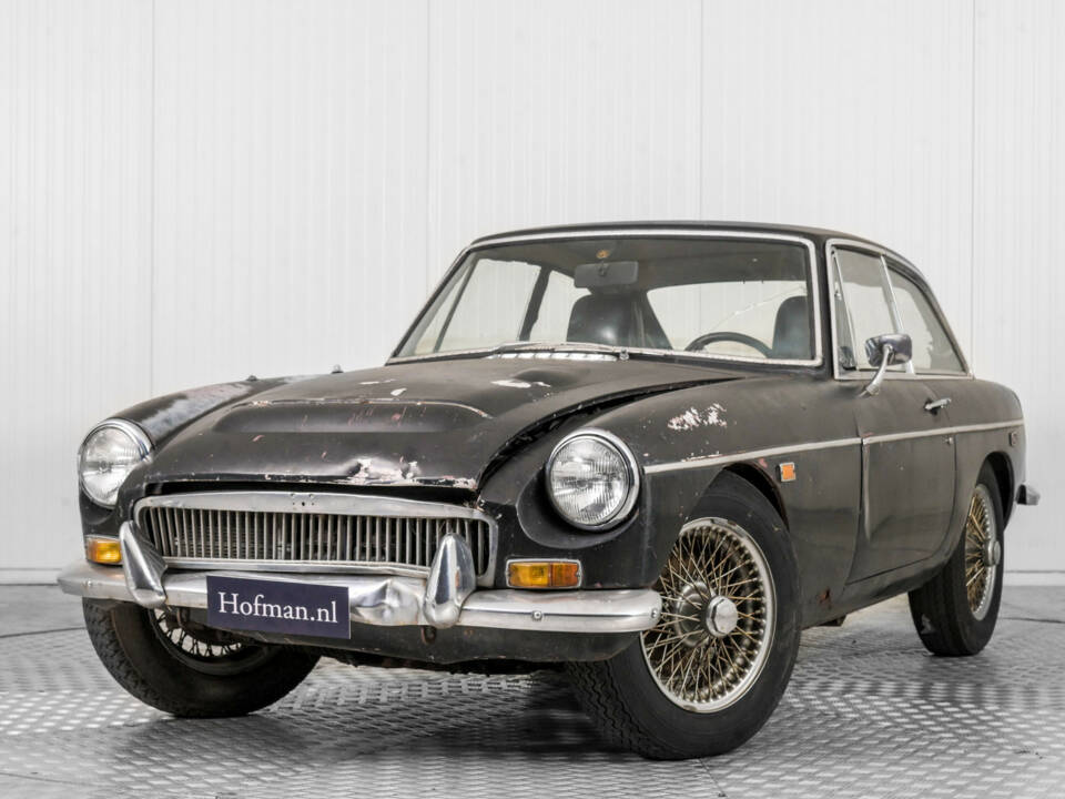 Image 3/50 of MG MGC GT (1969)