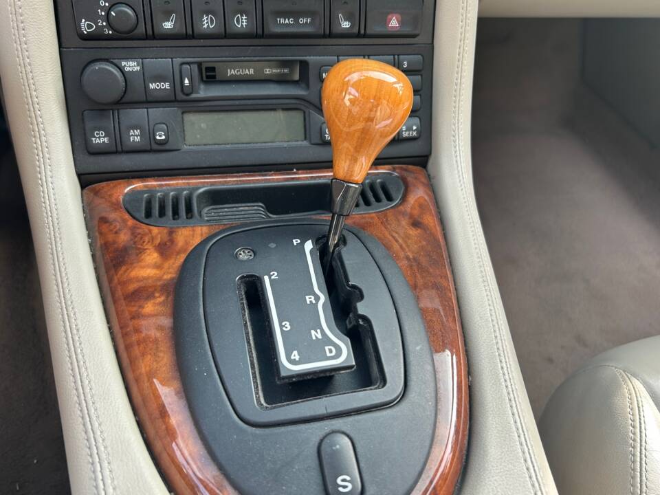 Image 11/18 of Jaguar XK8 4.0 (1998)