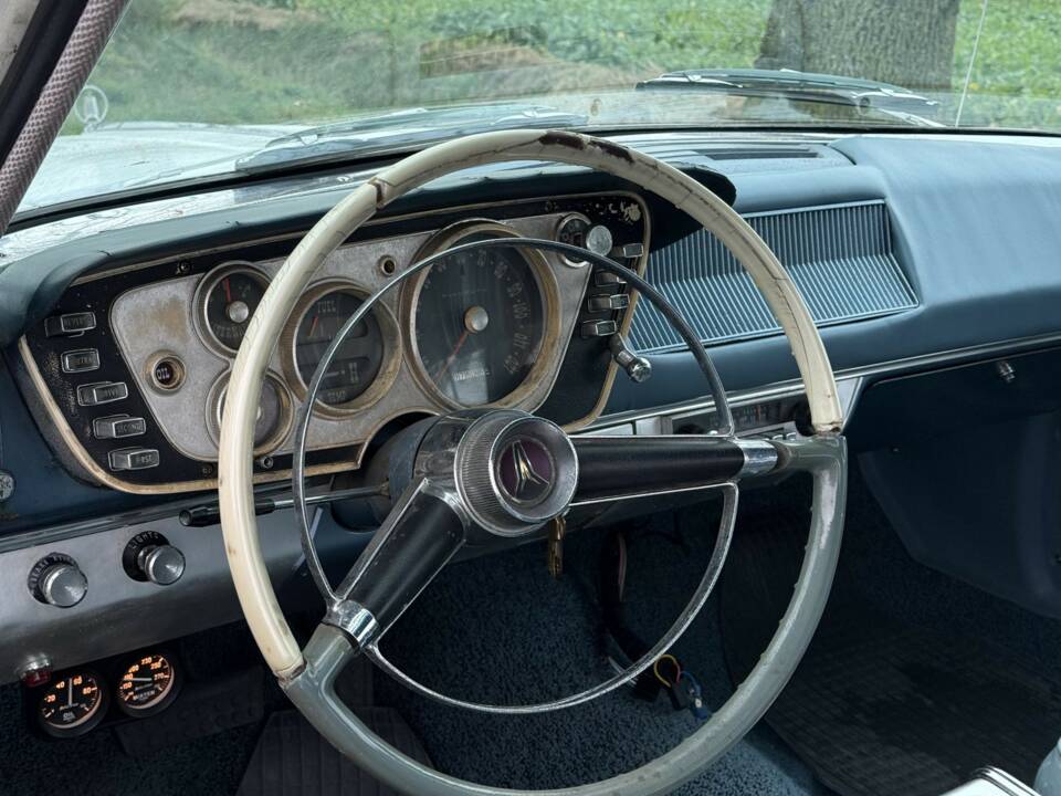 Image 14/22 of Plymouth Sport Fury (1963)