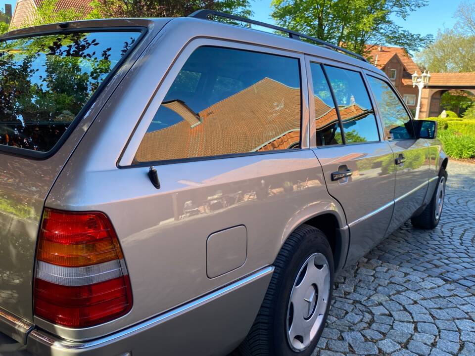 Bild 3/33 von Mercedes-Benz E 200 T (1994)