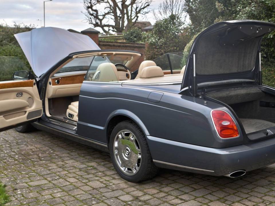 Image 22/50 of Bentley Azure (2007)