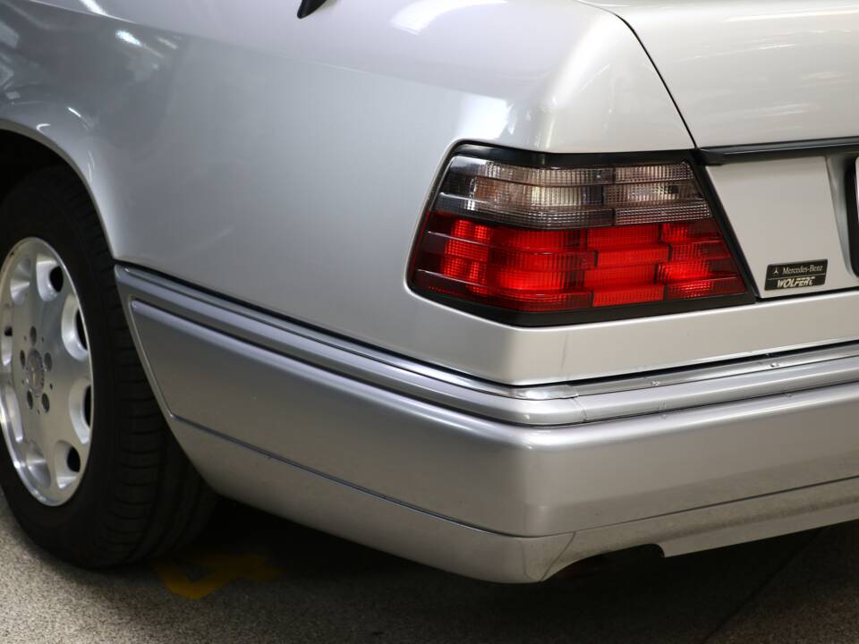 Immagine 39/43 di Mercedes-Benz E 200 (1994)