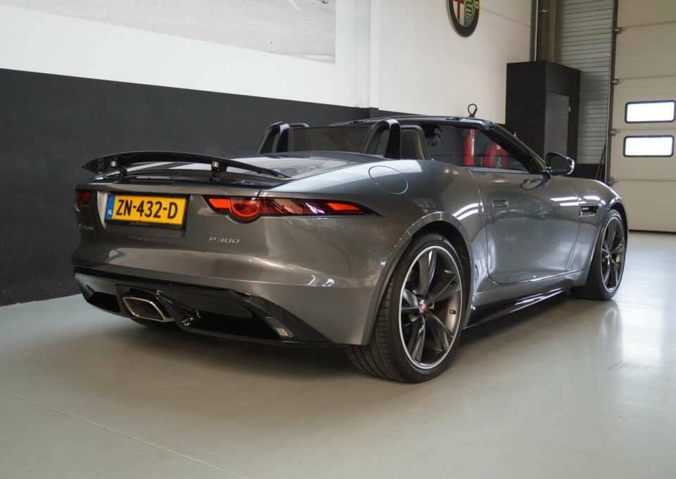 Image 34/50 of Jaguar F-Type (2019)