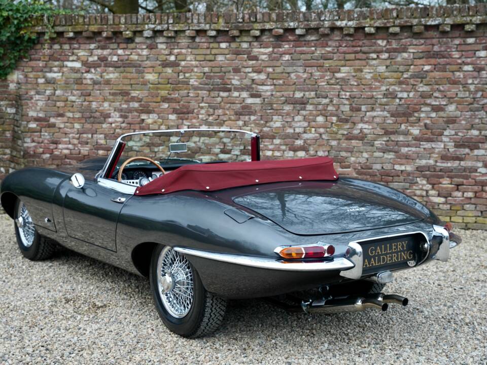 Immagine 2/50 di Jaguar E-Type 3.8 (1961)