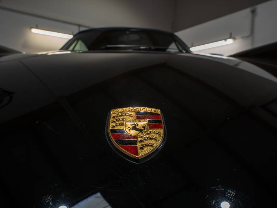 Image 34/38 of Porsche 911 Carrera 3.2 (1986)