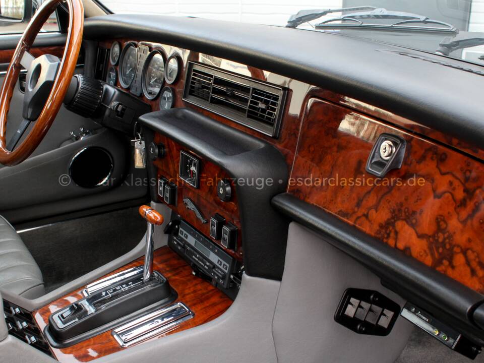 Immagine 26/46 di Jaguar XJ 12 (1986)