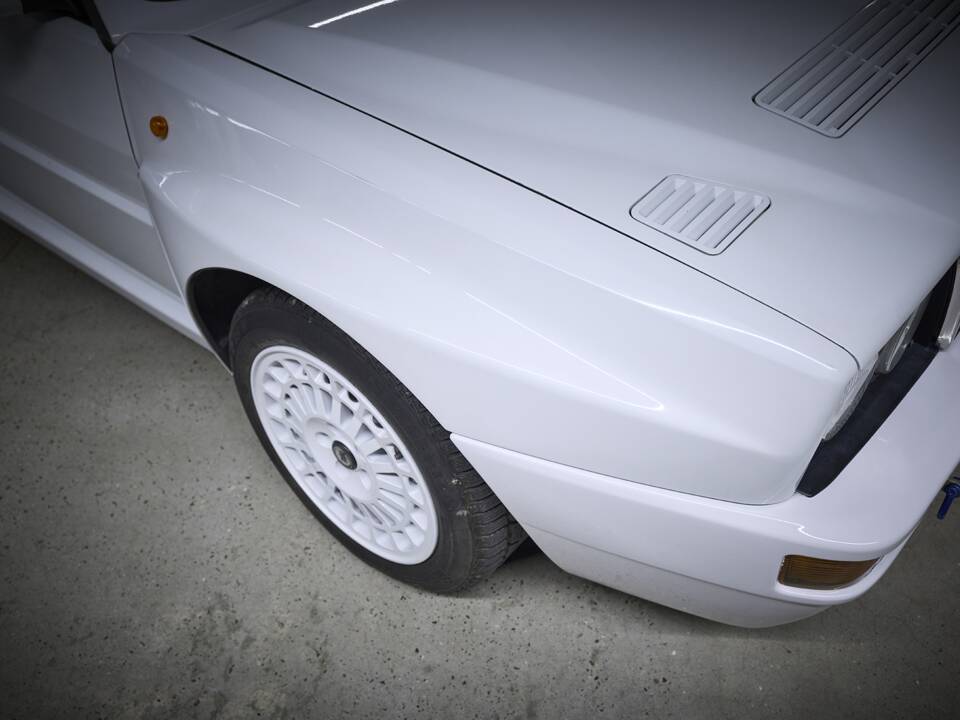 Image 68/93 of Lancia Delta HF Integrale Evoluzione I (1992)