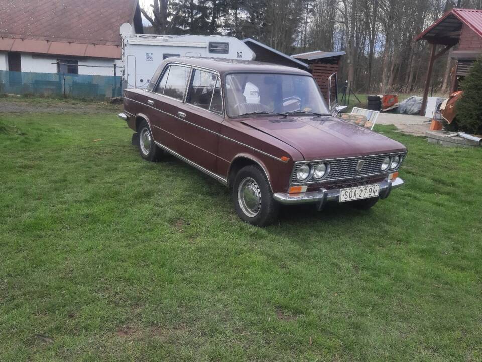 Image 11/17 of Lada 1500 (1974)