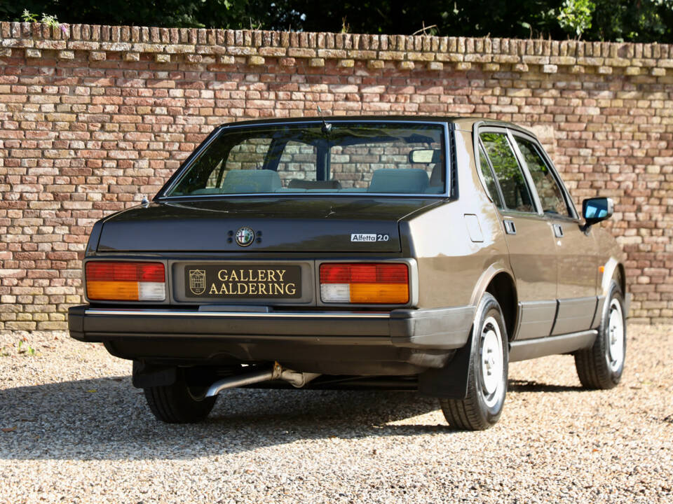Immagine 13/50 di Alfa Romeo Alfetta 2.0 (1984)