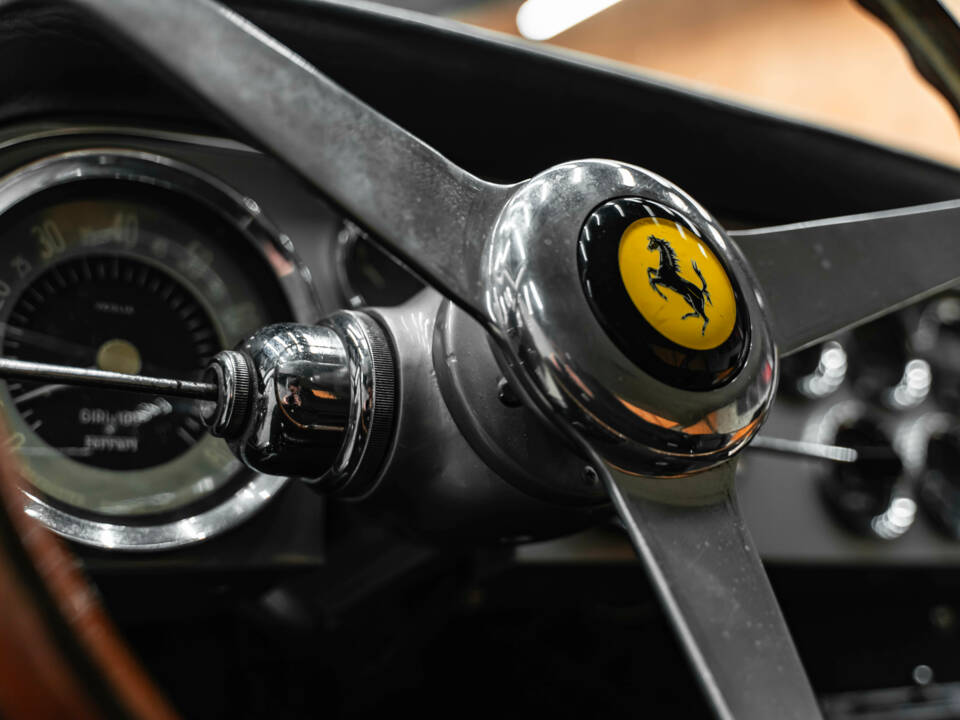 Image 26/43 of Ferrari 250 GT&#x2F;E (1963)