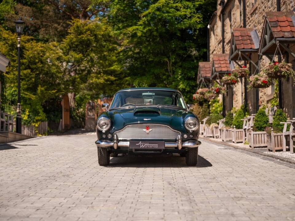 Afbeelding 2/76 van Aston Martin DB 4 (1961)