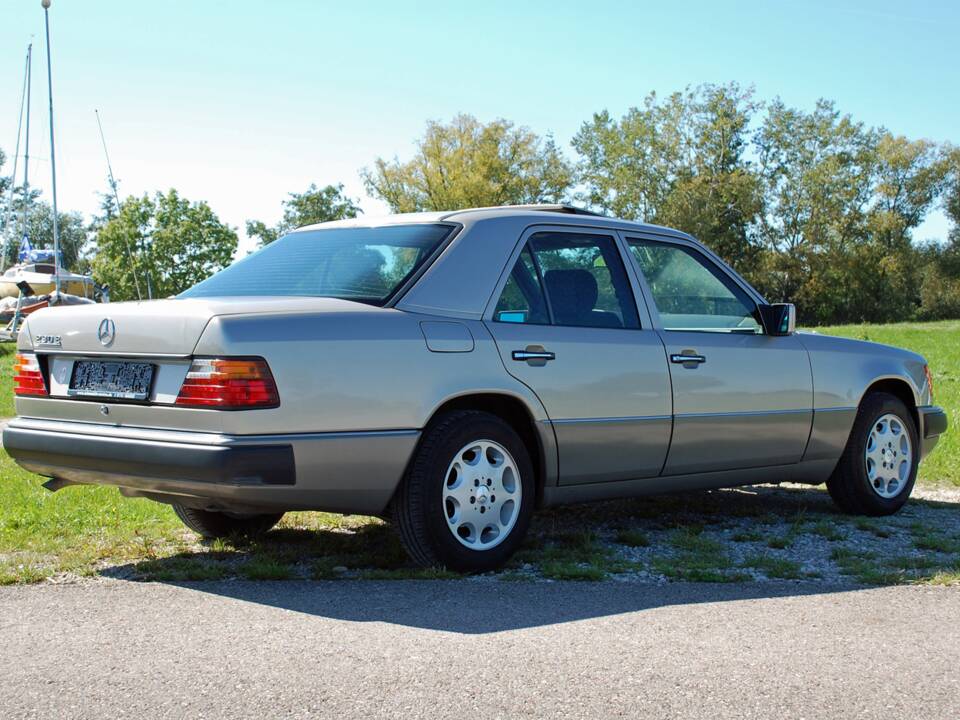 Image 2/34 of Mercedes-Benz 230 E (1992)