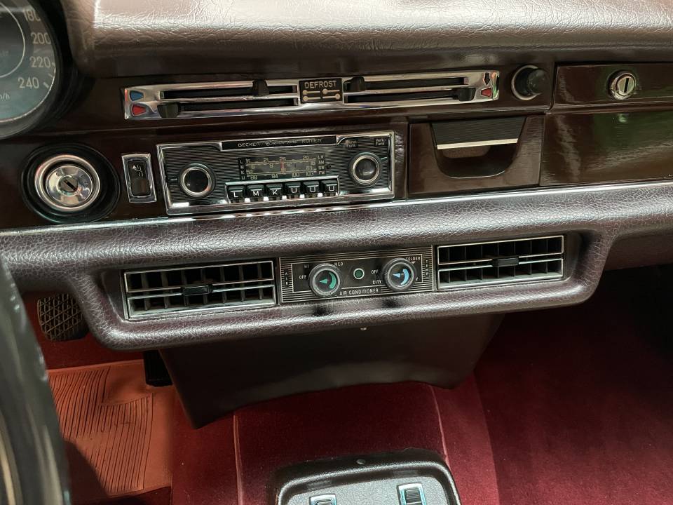 Image 34/50 of Mercedes-Benz 280 SE 4,5 (1972)