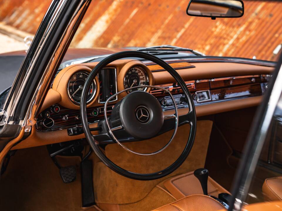 Image 25/37 of Mercedes-Benz 280 SE 3,5 (1970)