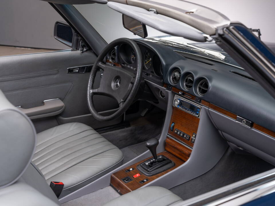 Image 12/24 of Mercedes-Benz 500 SL (1983)