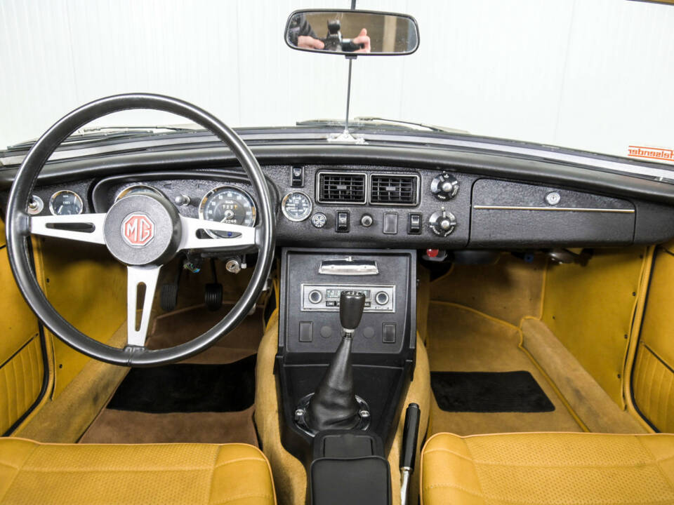 Bild 7/50 von MG MGB (1973)