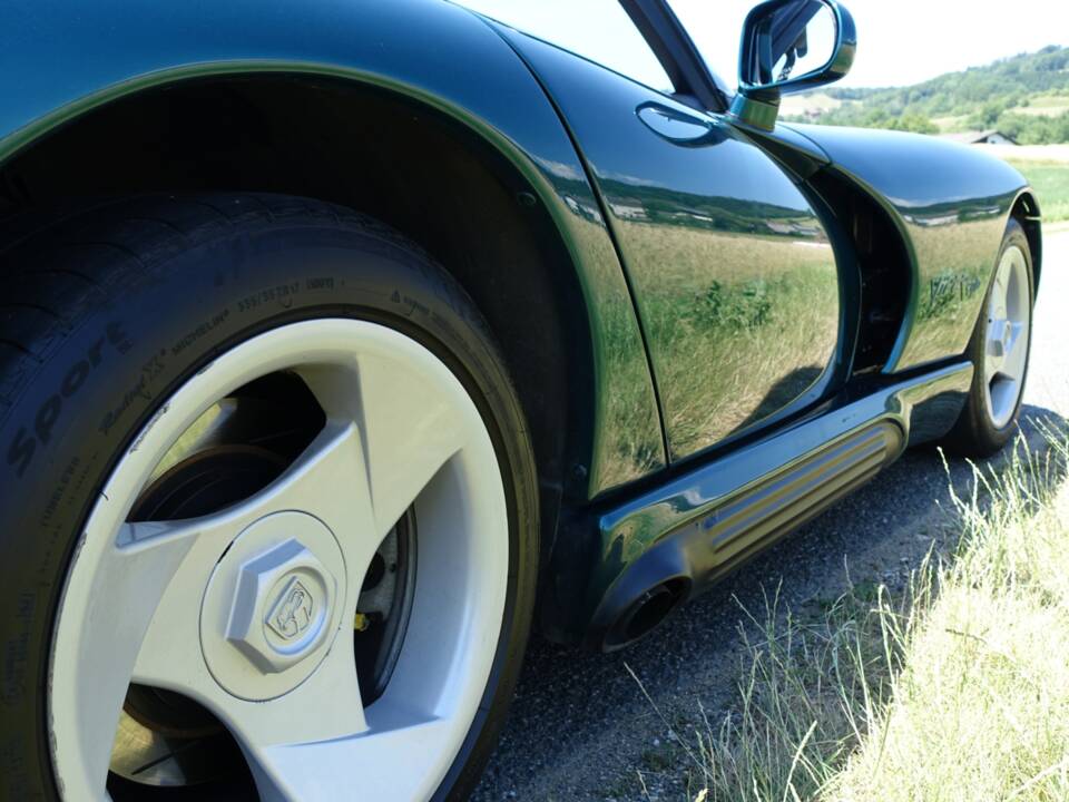 Image 26/35 of Dodge Viper RT/10 (1994)