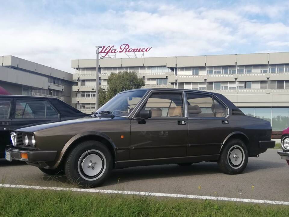 Bild 7/13 von Alfa Romeo Alfetta Quadrifoglio Oro (1982)
