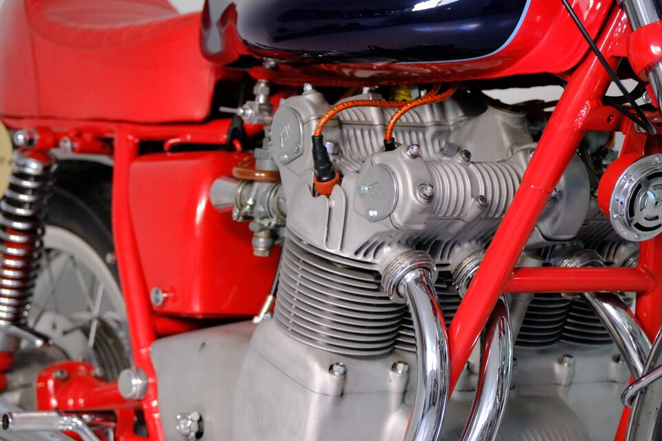 Image 22/99 of MV Agusta 750 Sport (1971)