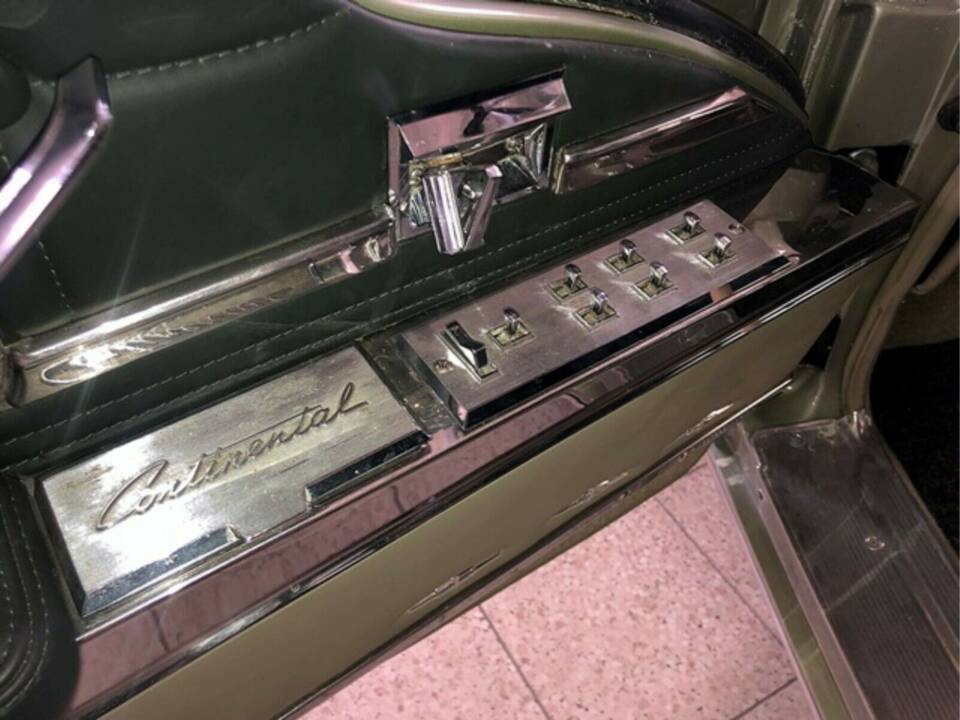 Bild 12/15 von Lincoln Continental Mk V Convertible (1960)