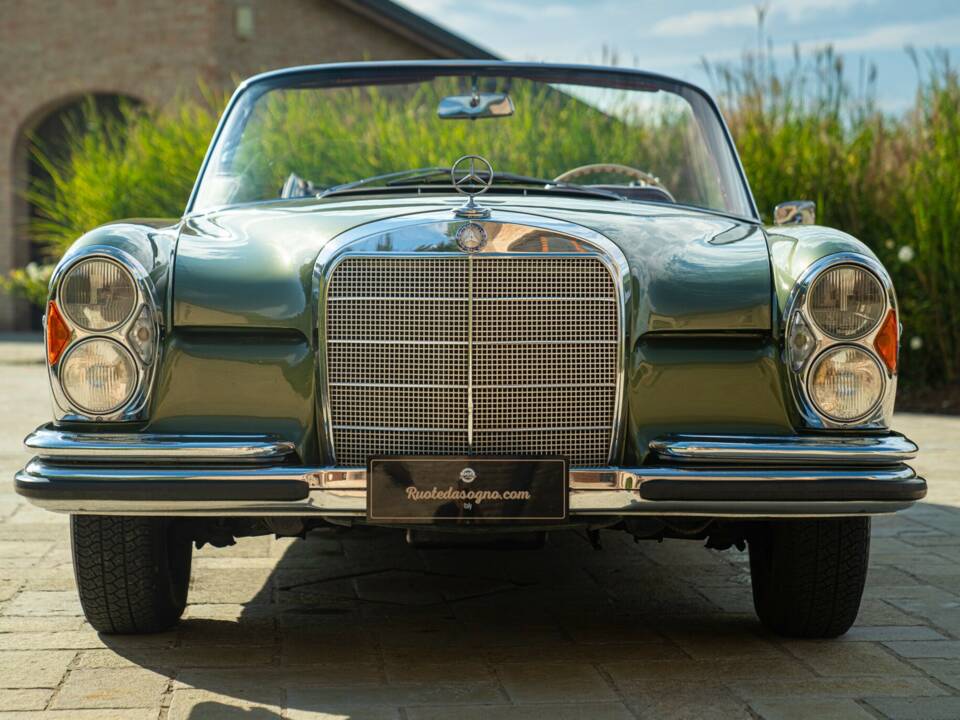 Bild 4/50 von Mercedes-Benz 220 SE b (1964)