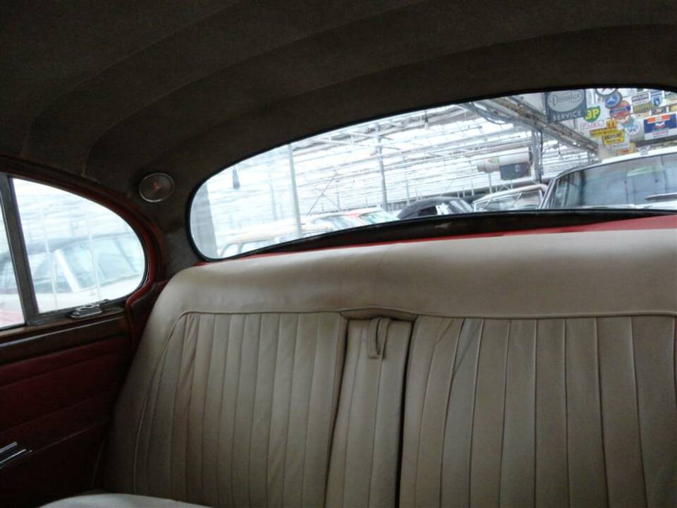 Image 21/26 of Jaguar Mk II 2.4 (1960)