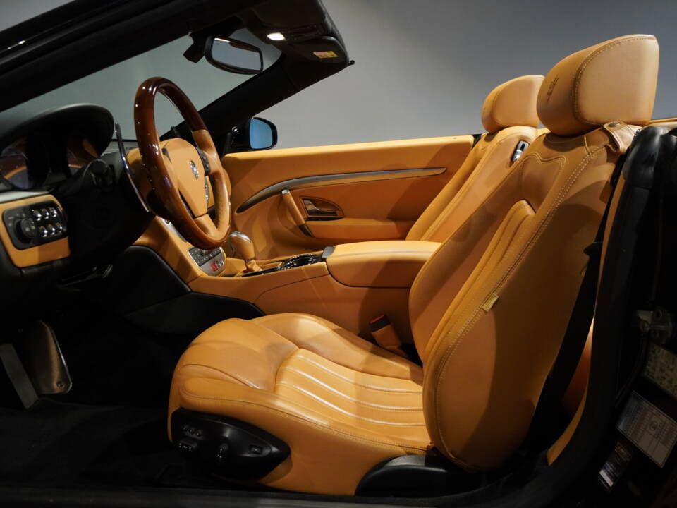 Image 6/26 of Maserati GranCabrio 4.7 (2010)