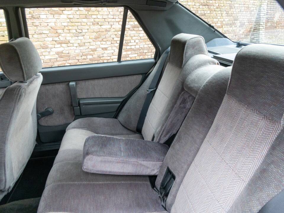 Afbeelding 34/50 van Alfa Romeo 75 2.0 Twin Spark (1988)