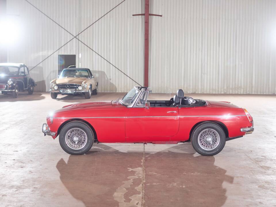 Image 16/27 of MG MGB GT (1972)
