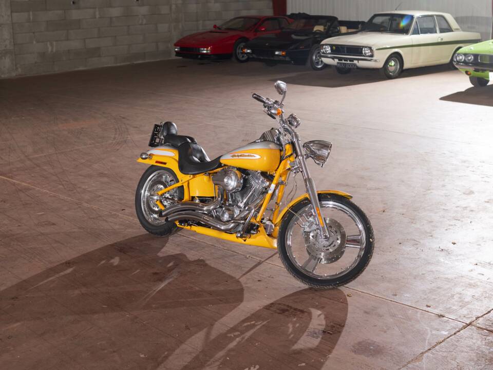 Immagine 5/13 di Harley-Davidson FXSTD-SE2 Screamin’ Eagle Softail Deuce CVO (2004)