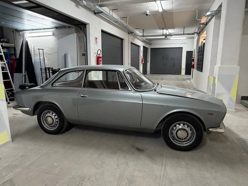 Image 14/18 of Alfa Romeo Giulia GT 1300 Junior (1968)