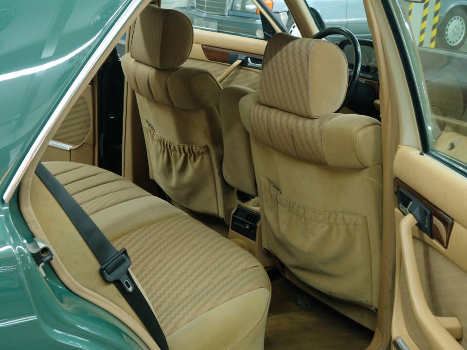 Bild 24/50 von Mercedes-Benz 260 SE (1990)