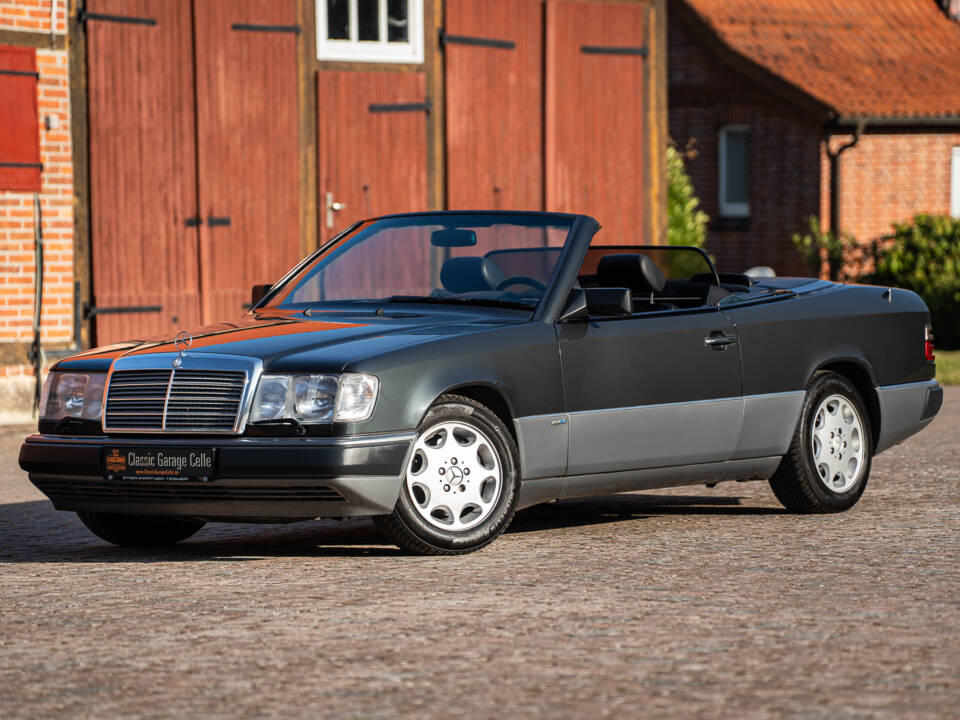 Image 2/44 de Mercedes-Benz 300 CE-24 (1993)